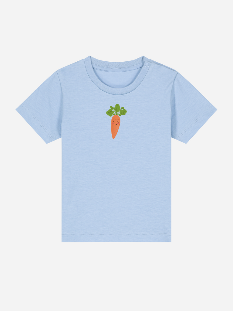 Personalisierbares Bio-T-Shirt für Kinder in Hellblau mit lächelnder Karotte als Motiv.