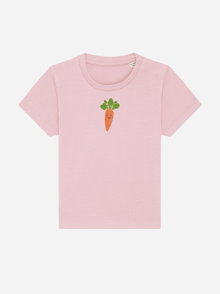 Personalisierbares Bio-T-Shirt für Kinder mit Karottenmotiv auf rosa Hintergrund, ideal als kreatives Geschenk.