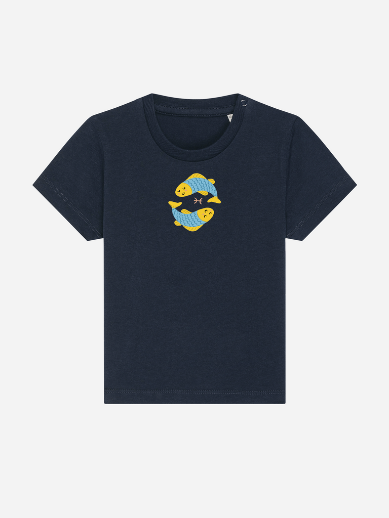 Persönliches Geschenk zum 1. Geburtstag: Personalisierbares Bio-T-Shirt (0–3 J.) 'Sternzeichen Fische', Frontansicht in Dunkelblau