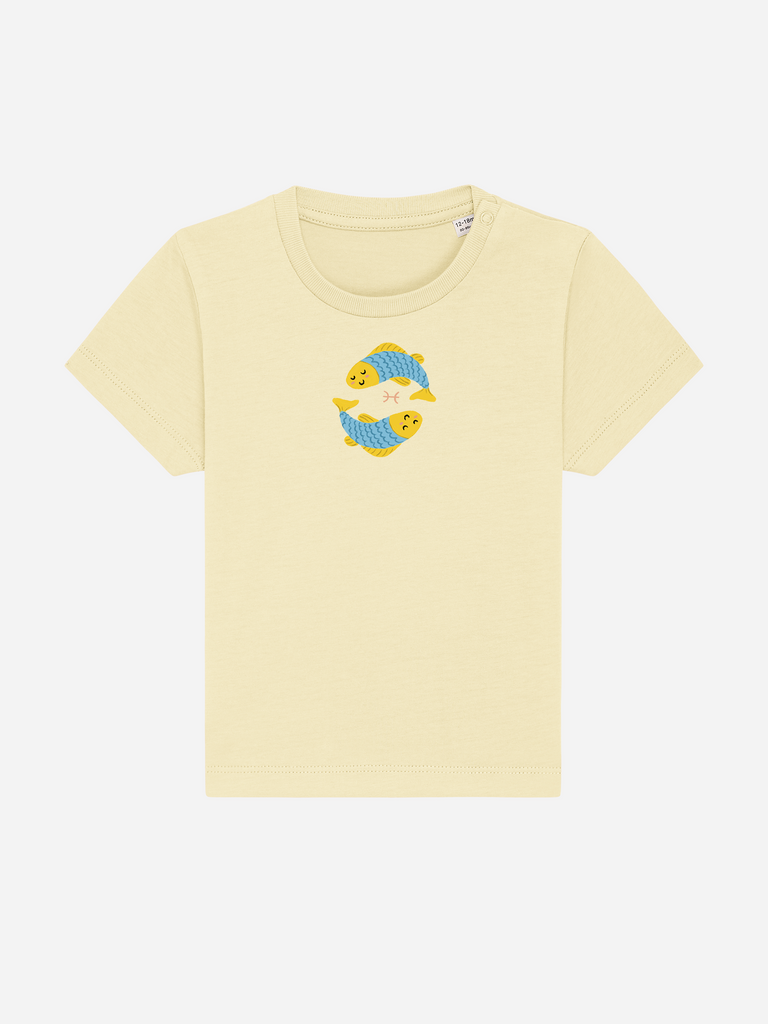 Persönliches Geschenk zum 1. Geburtstag: Personalisierbares Bio-T-Shirt (0–3 J.) 'Sternzeichen Fische', Frontansicht in Gelb