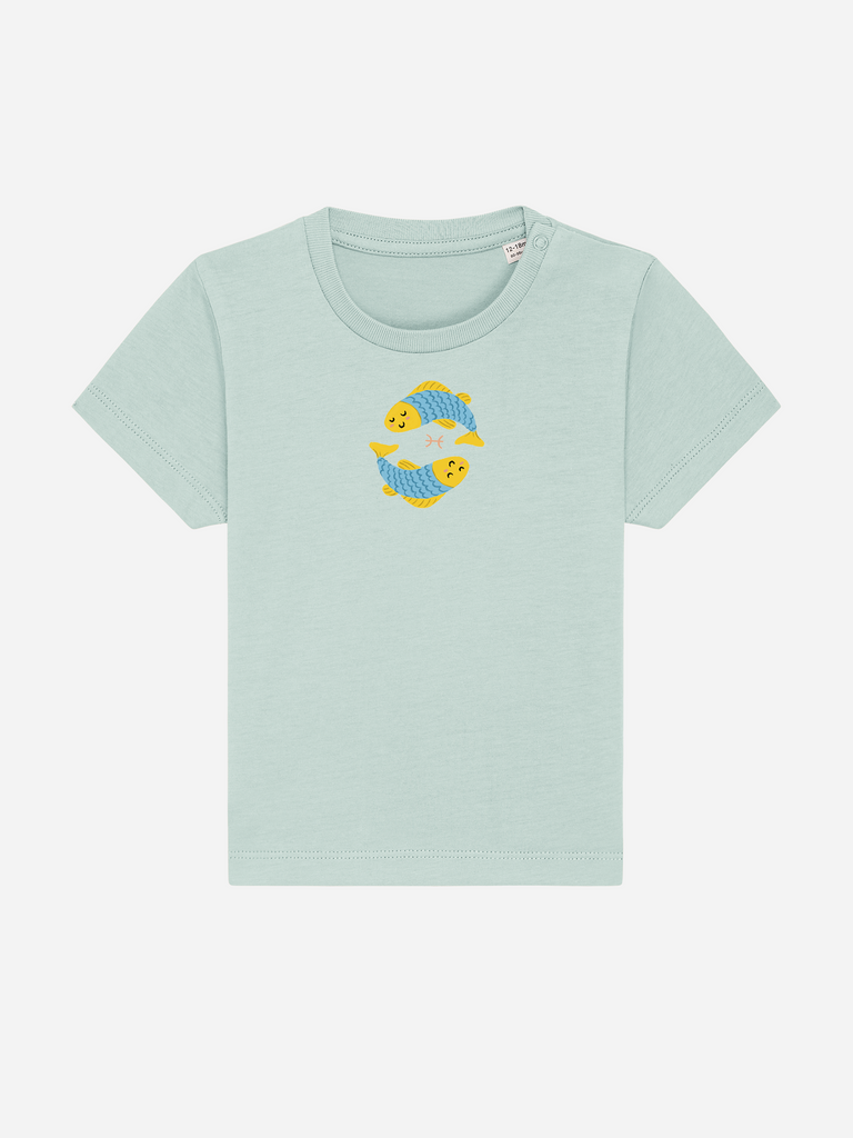 Persönliches Geschenk zum 1. Geburtstag: Personalisierbares Bio-T-Shirt (0–3 J.) 'Sternzeichen Fische', Frontansicht in Türkis