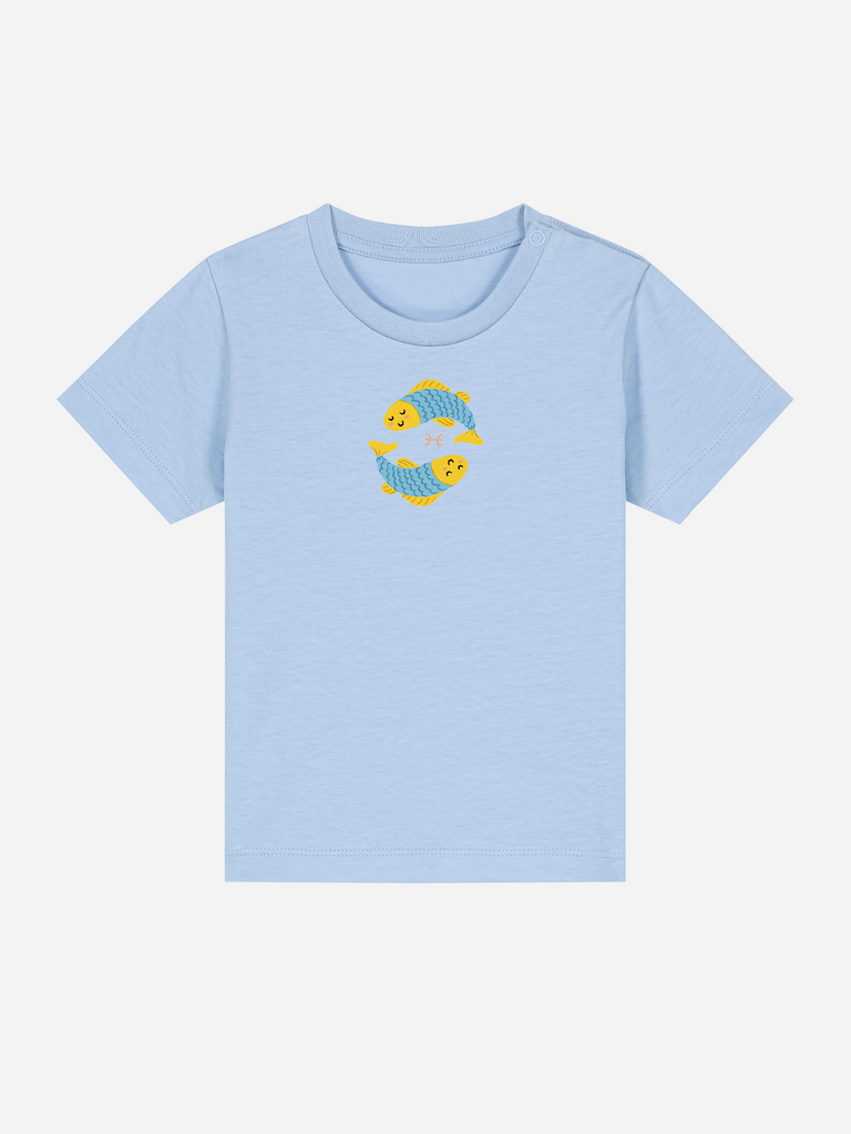 Persönliches Geschenk zum 1. Geburtstag: Personalisierbares Bio-T-Shirt (0–3 J.) 'Sternzeichen Fische', Frontansicht in Hellblau