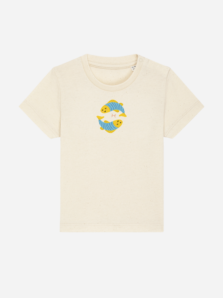 Persönliches Geschenk zum 1. Geburtstag: Personalisierbares Bio-T-Shirt (0–3 J.) 'Sternzeichen Fische', Frontansicht in Beige