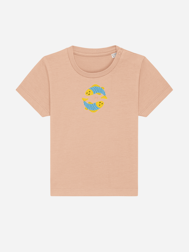 Persönliches Geschenk zum 1. Geburtstag: Personalisierbares Bio-T-Shirt (0–3 J.) 'Sternzeichen Fische', Frontansicht in Orange