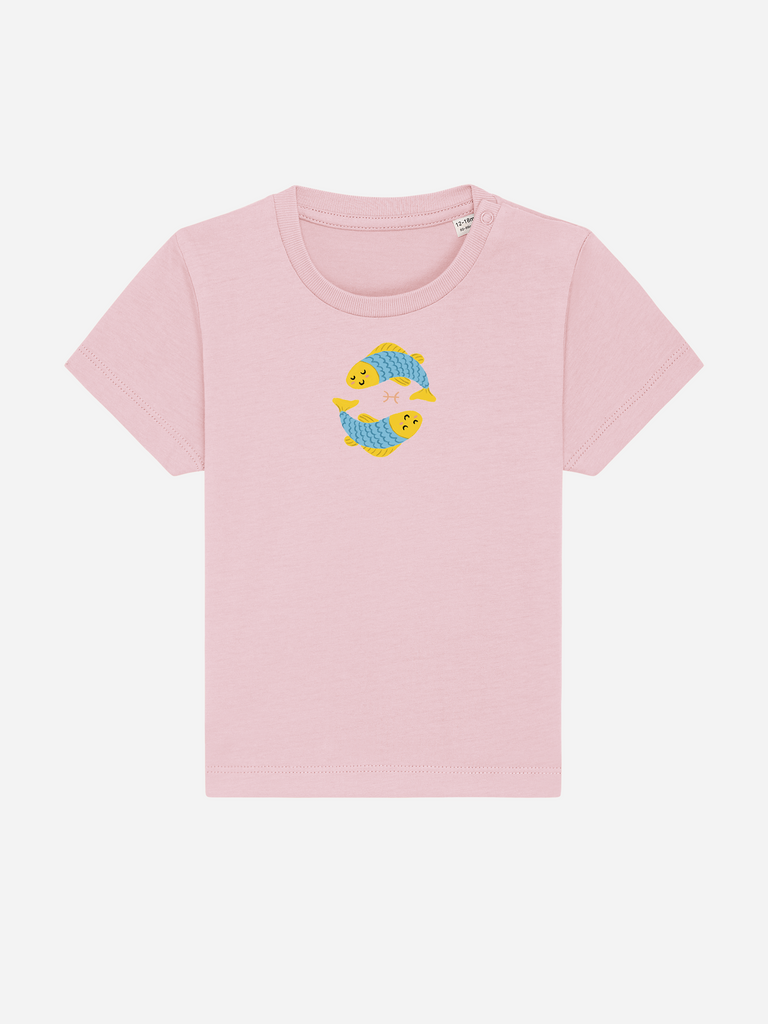 Persönliches Geschenk zum 1. Geburtstag: Personalisierbares Bio-T-Shirt (0–3 J.) 'Sternzeichen Fische' Frontansicht in Rosa