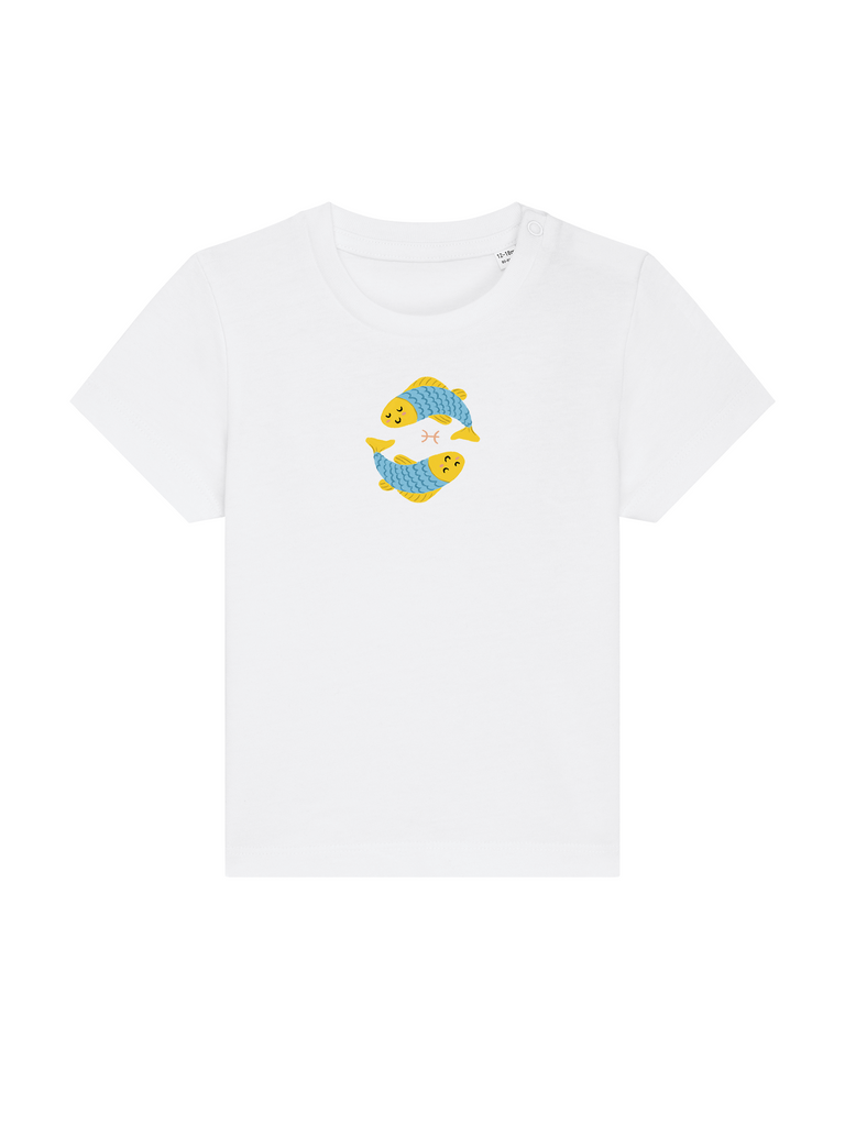 Persönliches Geschenk zum 1. Geburtstag: Personalisierbares Bio-T-Shirt (0–3 J.) 'Sternzeichen Fische', Frontansicht in Weiß