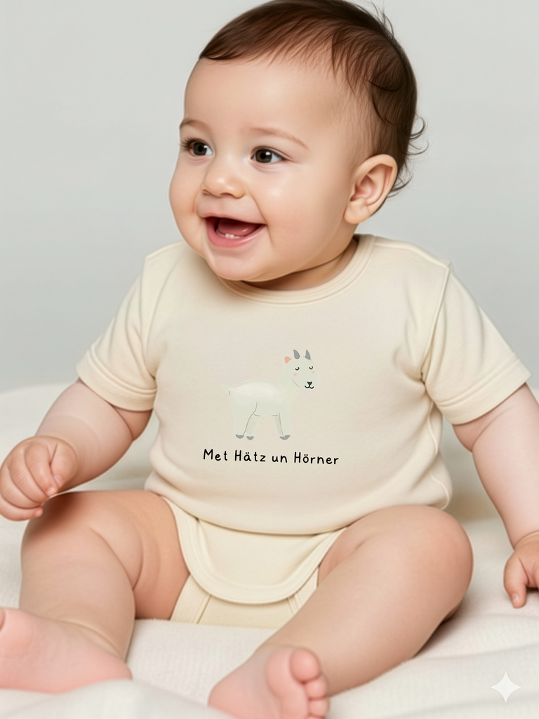 Personalisierte Babykleidung: Tragebild: Personalisierter Baby-Body "Ziege" in 8 Farben erhältlich bei Liebe & Geschenke.