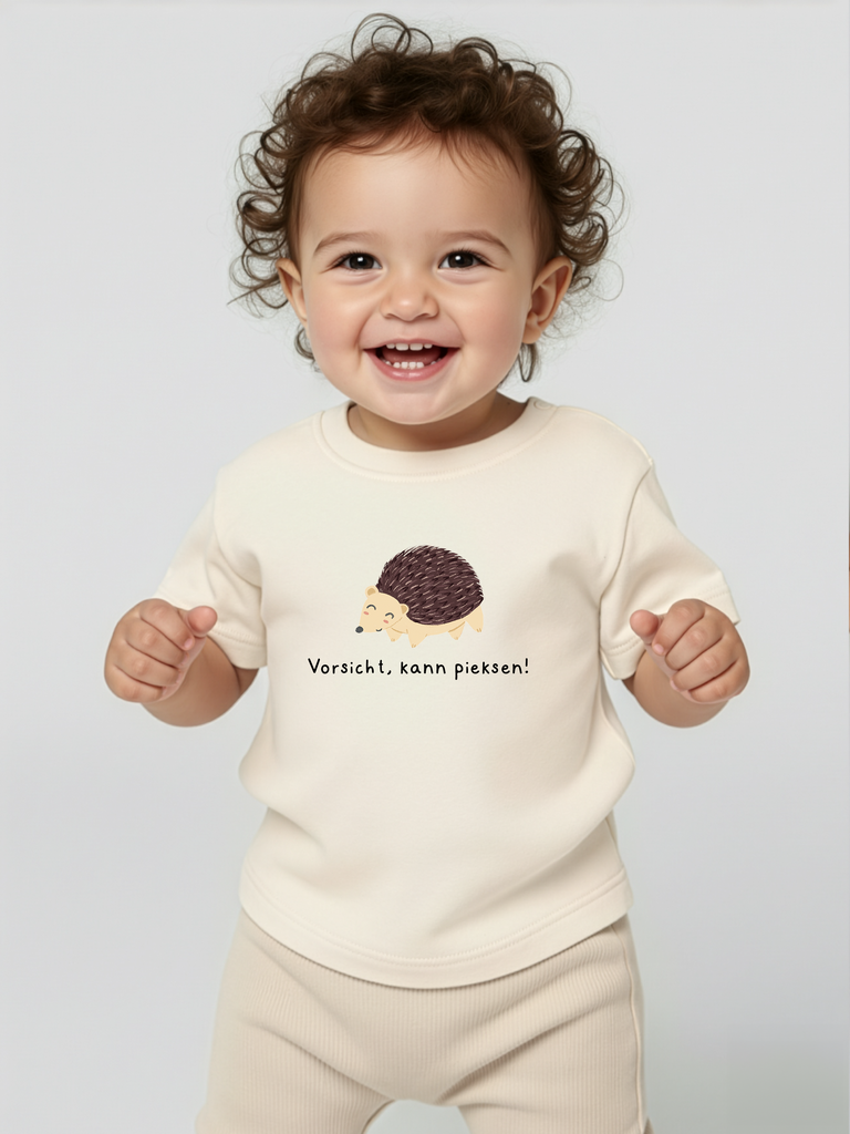 Tragebild: Niedliches Bio T-Shirt mit Igel-Motiv als Baby-Geschenk für Jungen und Mädchen. Entdecke alle 8 Farben bei Liebe & Geschenke.