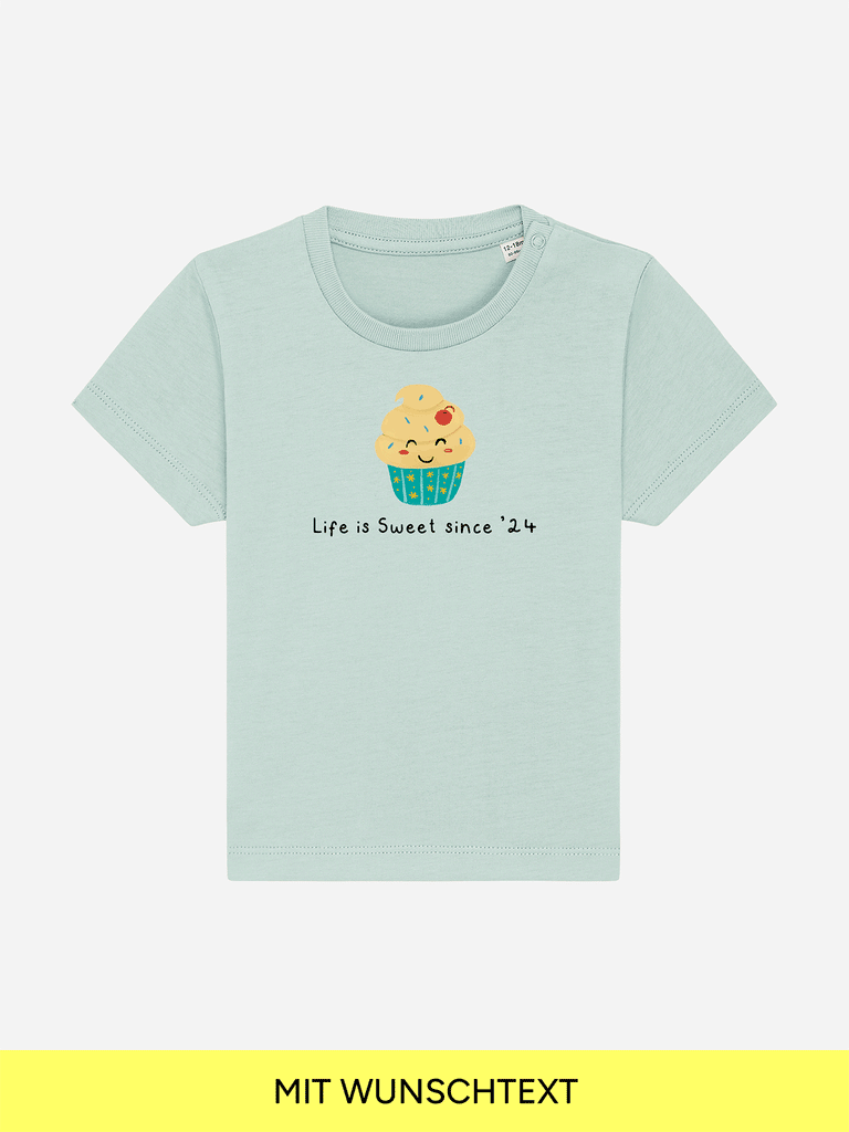 Geschenk zum 1. Geburtstag für Jungen & Mädchen:  Ein personalisiertes Bio T-Shirt mit Cupcake-Motiv, in vielen Farben.
