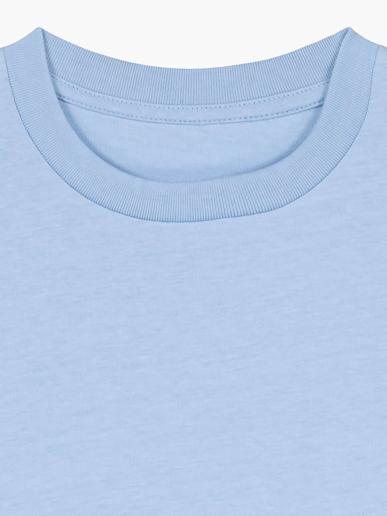 Nahaufnahme des Halsausschnitts eines hellblauen Bio-T-Shirts für Kinder, personalisierbar mit Wunschtext.