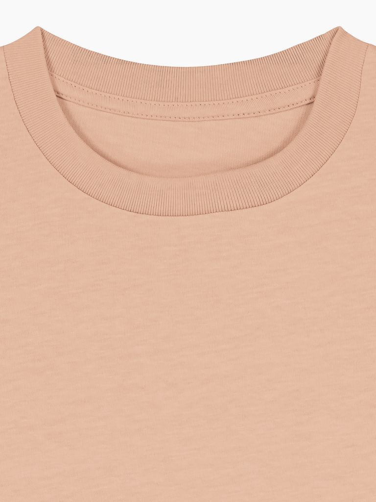 Nahaufnahme des Halsausschnitts eines personalisierbaren Bio-T-Shirts in zartem Apricot.
