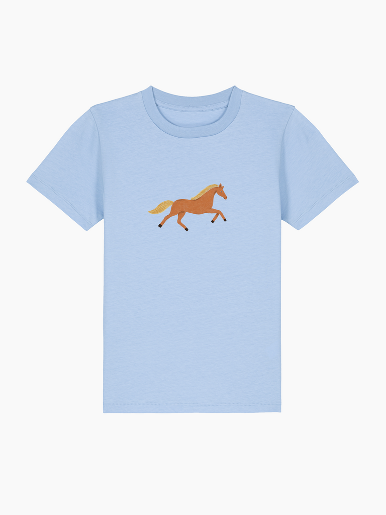 Personalisierbares Bio-T-Shirt für Kinder mit galoppierendem Pferd auf himmelblauem Hintergrund.
