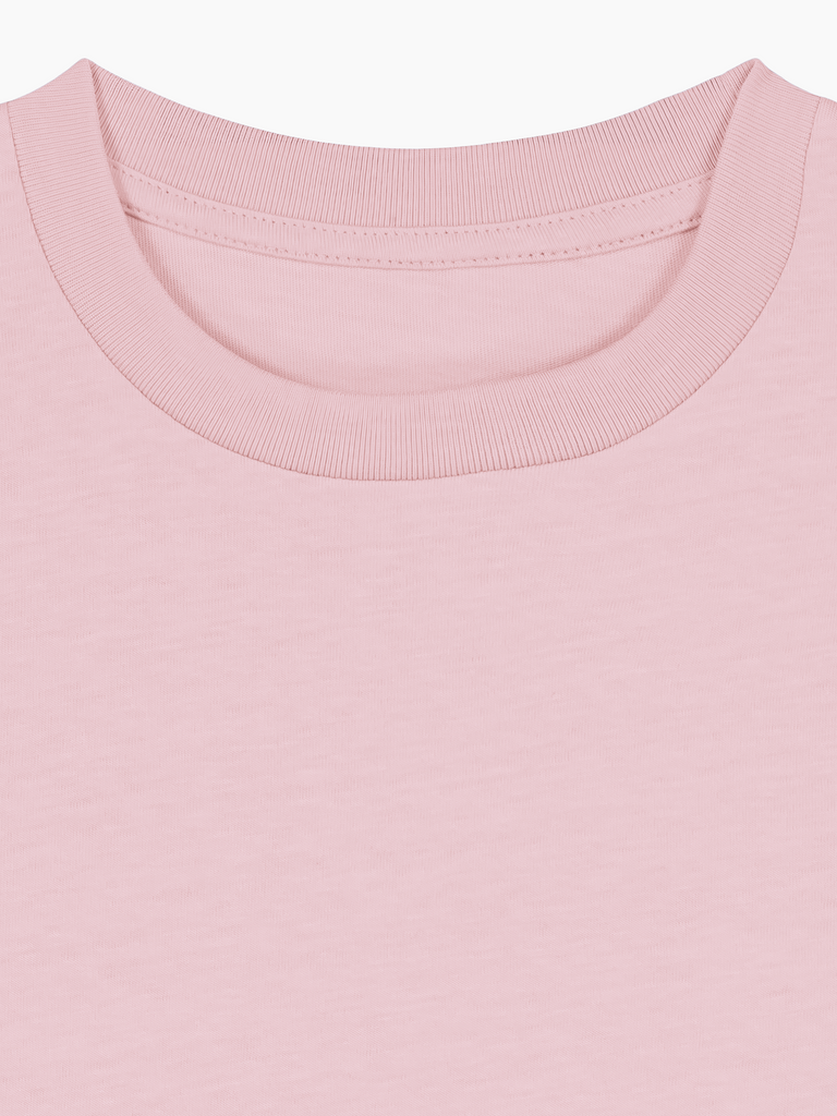Detailansicht des rosa personalisierbaren Bio-T-Shirts mit runder Ausschnitt für Kinder.