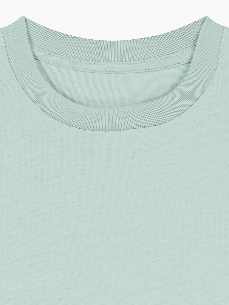 Nahaufnahme des halsbereichs eines personalisierbaren Bio-T-Shirts in mintgrün für Kinder.