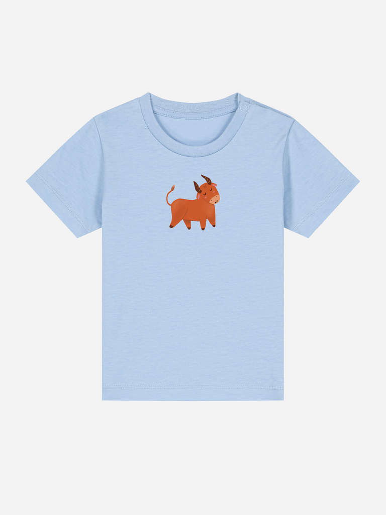 Sinnvolles Geschenk zum 3. Geburtstag: Personalisierbares Bio-T-Shirt (0–3 J.) 'Sternzeichen Stier', Frontansicht in Hellblau