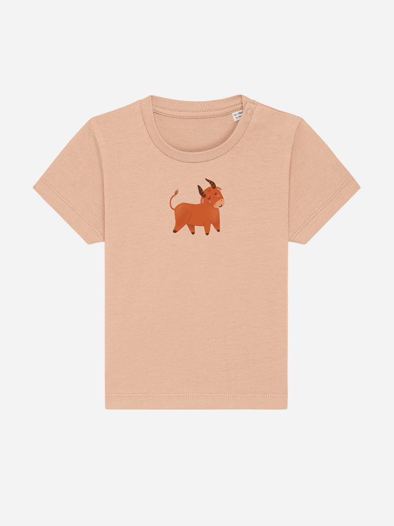 Sinnvolles Geschenk zum 3. Geburtstag: Personalisierbares Bio-T-Shirt (0–3 J.) 'Sternzeichen Stier', Frontansicht in Orange
