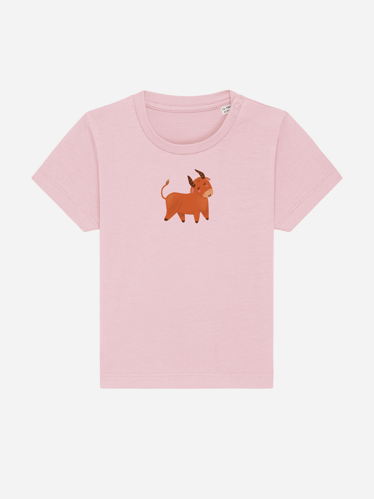 Sinnvolles Geschenk zum 3. Geburtstag: Personalisierbares Bio-T-Shirt (0–3 J.) 'Sternzeichen Stier', Frontansicht in Rosa