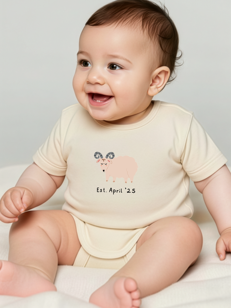 Sternzeichengeschenk für Babys: Tragebild vom personalisierten Baby-Body mit Sternzeichen Widder in 8 Farben erhältlich bei Liebe & Geschenke.