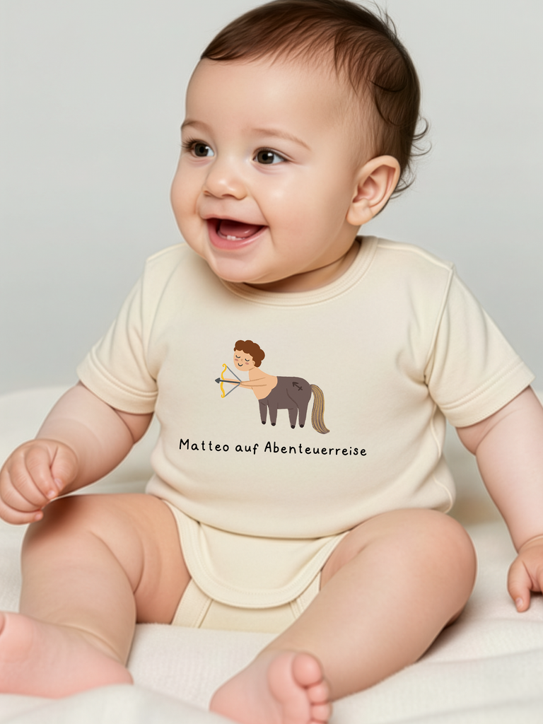 Sternzeichengeschenk zur Geburt: Tragebild vom personalisierten Baby-Body mit Sternzeichen Schütze in 8 Farben erhältlich von Liebe & Geschenke.