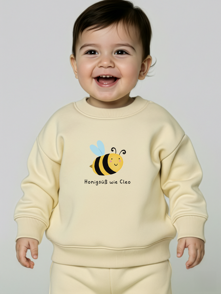 Unvergessliches Geschenk zur Taufe oder Geburt: Personalisierbarer Bio-Pullover in 6 Farben erhältlich bei Liebe & Geschenke.